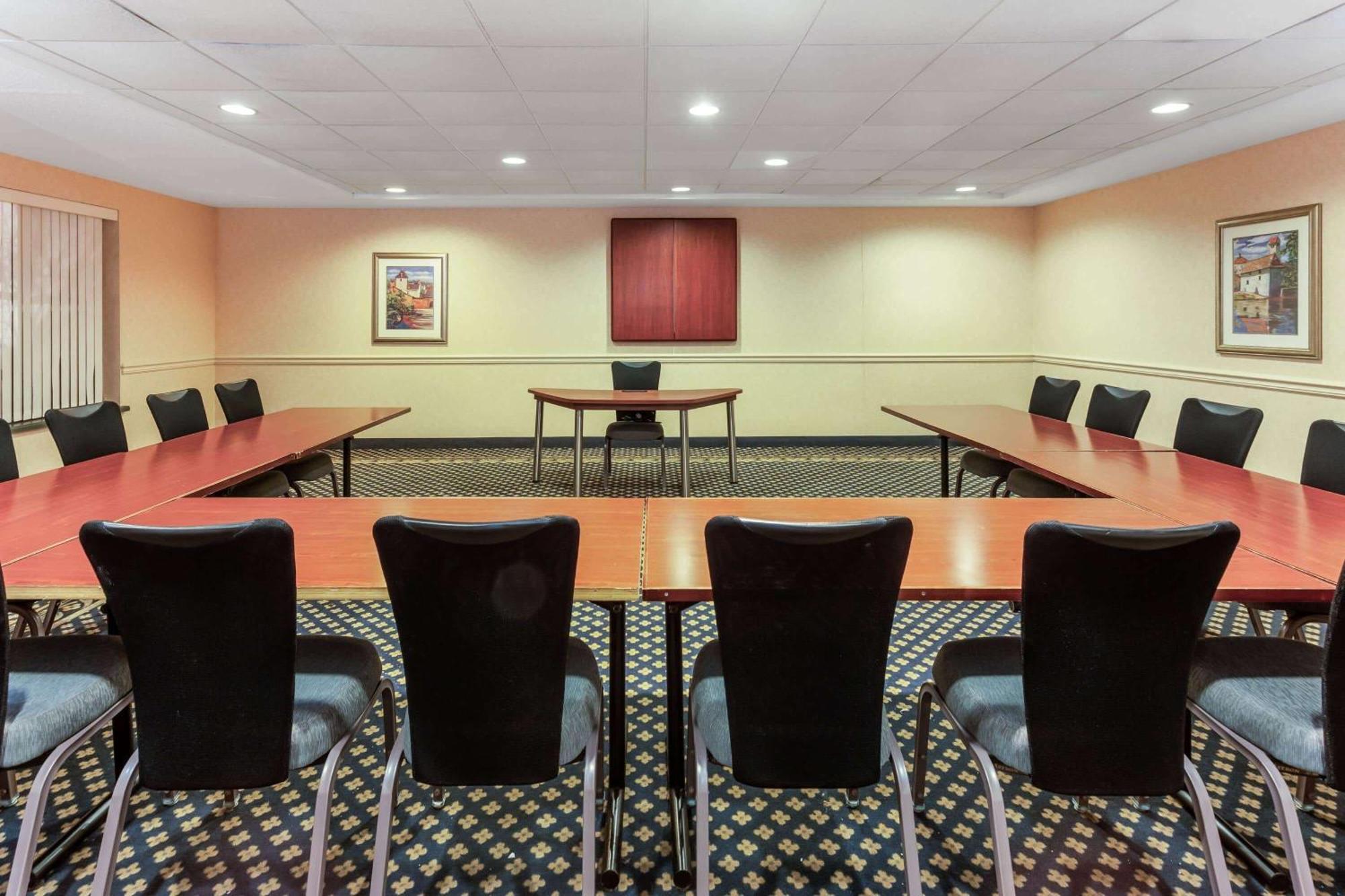La Quinta By Wyndham Milwaukee Sw New Berlin Hotel Ngoại thất bức ảnh